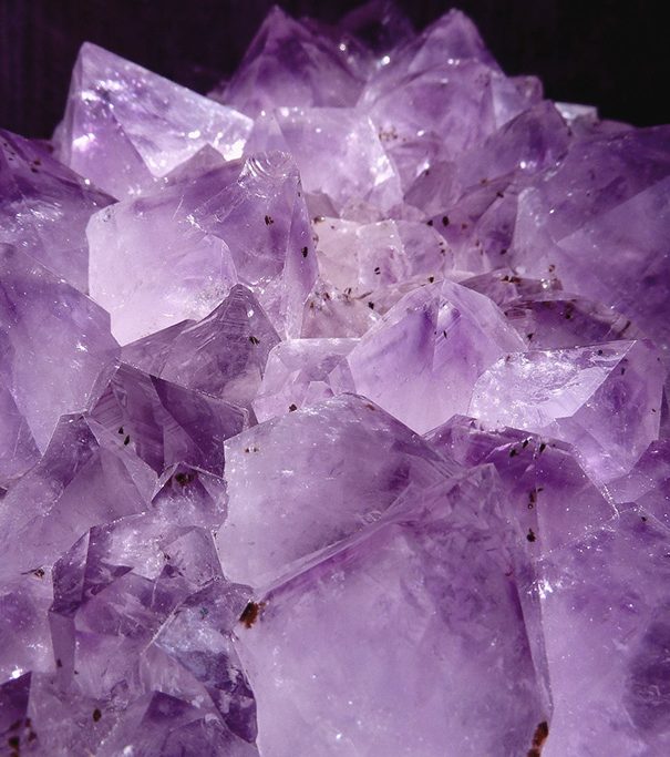 Kurzprismatische Wachstumsform des Amethysts.