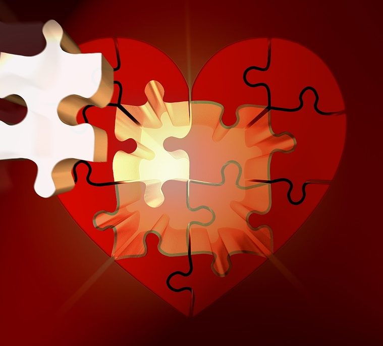 Herz als Puzzle mit Puzzleteil, dass fehlt, bzw. wieder integriert wird