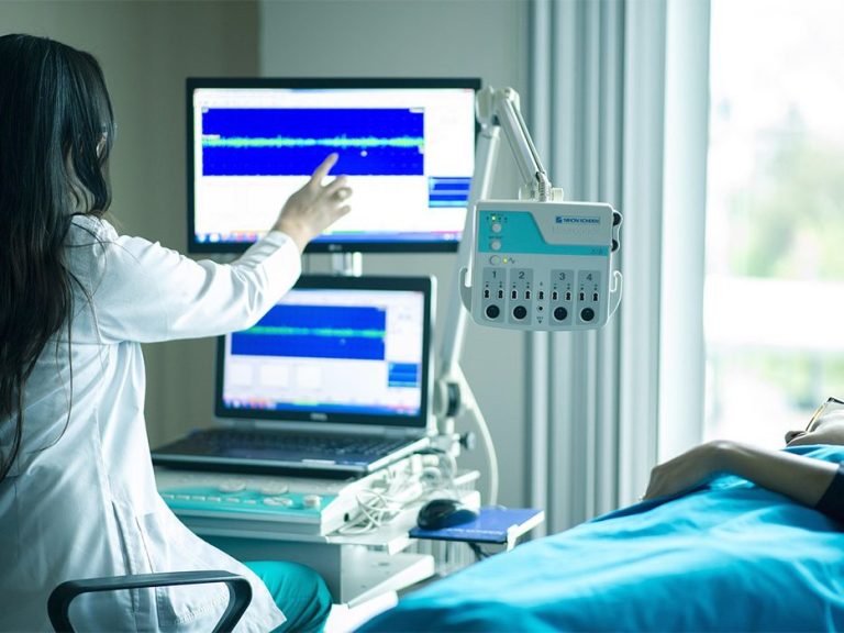 Schulmedizinische Diagnoseverfahren sind oft komplex, langwierig und teuer. Dafür aber auch in ihrem Bereich sehr präzise.