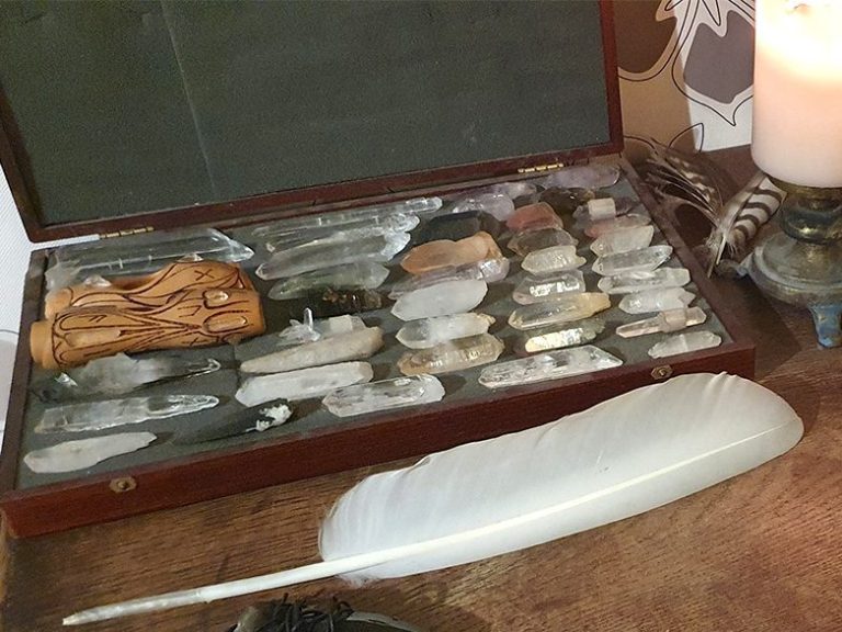 Kristallenerge Set mit unterschiedlichen Kristallen und Werkzeugen